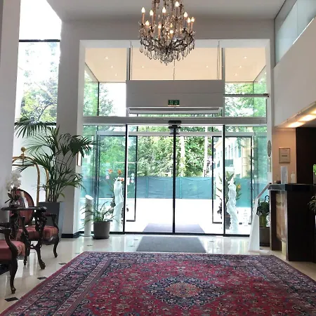 Sacher Hotel 4*
