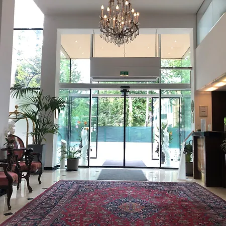 Sacher Hotel 4*